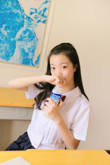 舞蹈生戴小玩具练劈叉